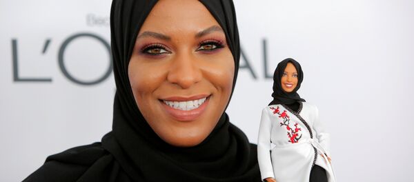 Первая кукла Барби в хиджабе представлена на вручении премии Женщины года в Нью-Йорке - Sputnik Беларусь