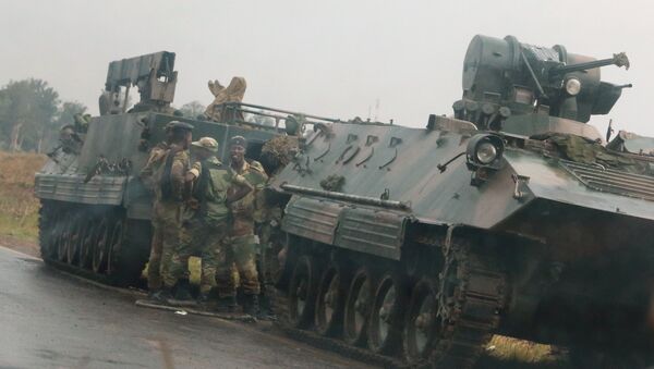 Военнослужащие и бронетехника на подъезде к столице Зимбабве - Sputnik Беларусь