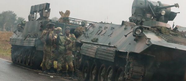 Военнослужащие и бронетехника на подъезде к столице Зимбабве - Sputnik Беларусь