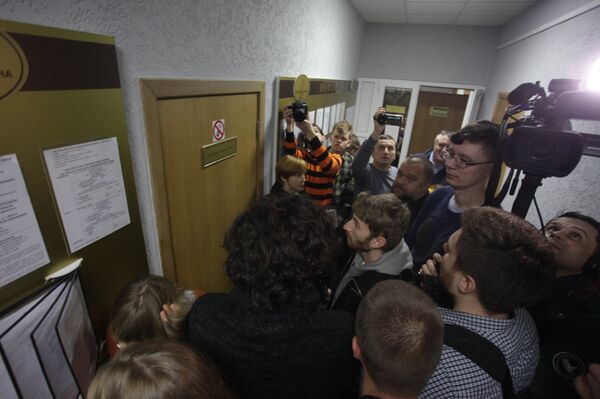 У зала суда собралось много журналистов, так что не все смогли попасть на заседание - Sputnik Беларусь