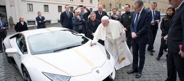 Папа Римский расписывается на капоте Lamborghini Huracan - Sputnik Беларусь