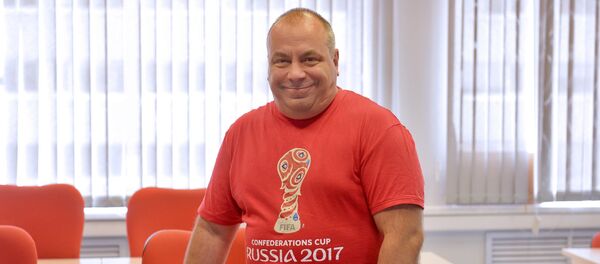 Болельщик с 40-летним стажем Олег Дмитриев Болельщик с 40-летним стажем Олег Дмитриев - Sputnik Беларусь