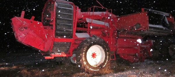 Комбайн, на котором работал механизатор - Sputnik Беларусь