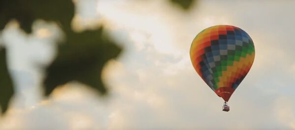 Кадры полета десятков воздушных шаров в небе над Минском - Sputnik Беларусь