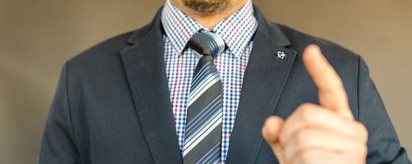 Мужчина в костюме, архивное фото Мужчина в костюме, архивное фото - Sputnik Беларусь