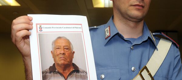 Карабинер с фото Тото Риина - Sputnik Беларусь