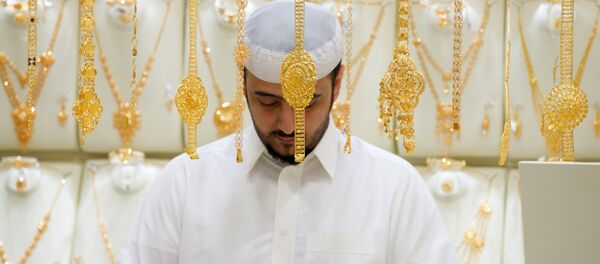 Мужчина выбирает ювелирные украшения в Саудовской Аравии - Sputnik Беларусь