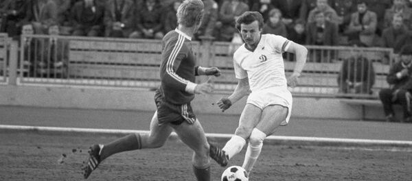 Игрок футбольной команды Динамо Юрий Курненин (справа) - Sputnik Беларусь