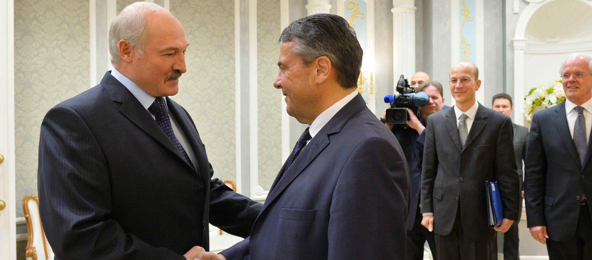 Президент Беларуси Александр Лукашенко и вице-канцлер, федеральный министр иностранных дел ФРГ Зигмар Габриэль - Sputnik Беларусь, 1920, 17.11.2017