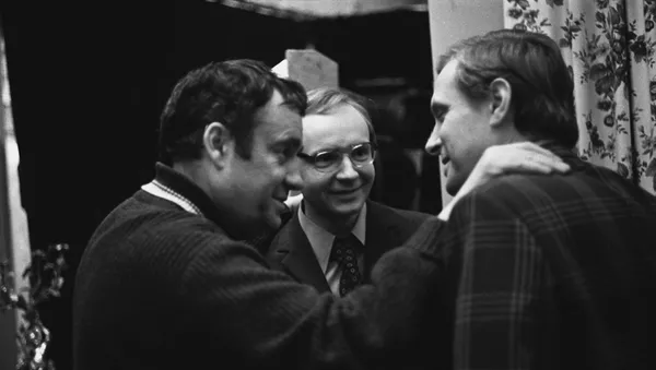 Кинорежиссер Эльдар Рязанов и актеры Андрей Мягков и Олег Басилашвили на съемках фильма Служебный роман - Sputnik Беларусь
