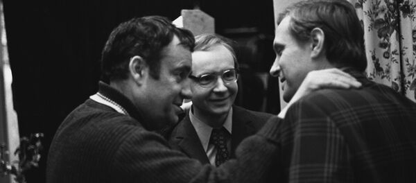 Кинорежиссер Эльдар Рязанов и актеры Андрей Мягков и Олег Басилашвили на съемках фильма Служебный роман - Sputnik Беларусь