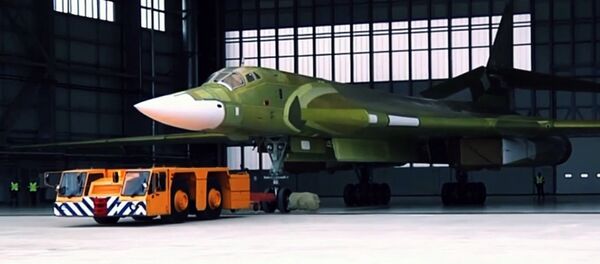 Стратегический ракетоносец Ту-160М2 впервые выкатили из цеха Казанского авиазавода - Sputnik Беларусь