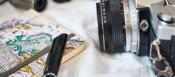 Фотоаппарат, блокнот и ручка журналиста - Sputnik Беларусь