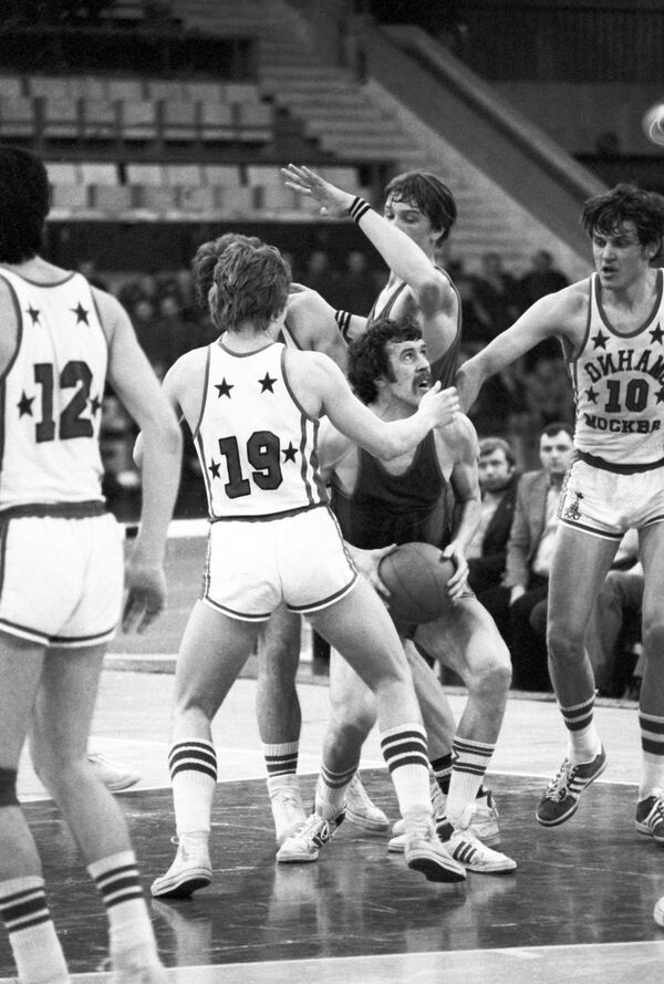Александр Петрович Сальников (с мячом) - заслуженный мастер спорта, игрок баскетбольный команды СКА (УССР, Киев) и сборной команды СССР по баскетболу. Встреча с командой Динамо (Москва) Александр Петрович Сальников (с мячом) - заслуженный мастер спорта, игрок баскетбольный команды СКА (УССР, Киев) и сборной команды СССР по баскетболу. Встреча с командой Динамо (Москва) - Sputnik Беларусь