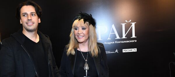 Певица Алла Пугачева и ее супруг телеведущий Максим Галкин на премьере фильма Андрея Кончаловского Рай - Sputnik Беларусь