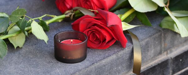 Цветы и свеча, архивное фото - Sputnik Беларусь