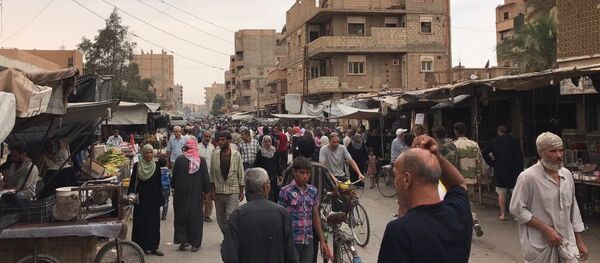 Жители Дейр-эз-Зора на одной из улиц города - Sputnik Беларусь