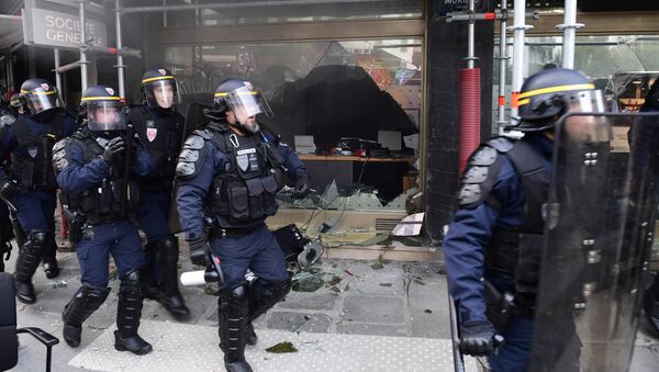 Полиция разогнала демонстрантов в Париже - Sputnik Беларусь