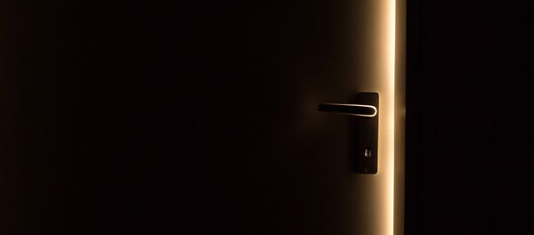 Приоткрытая дверь, архивное фото - Sputnik Беларусь