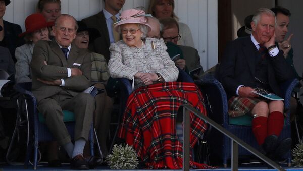 Британская королева Елизавета вместе со своим мужем принцем Филиппом и сыном принцем Чарльзом - Sputnik Беларусь