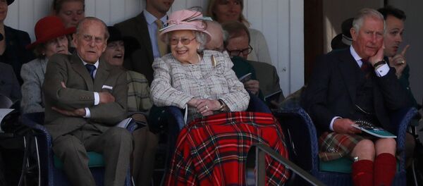 Британская королева Елизавета вместе со своим мужем принцем Филиппом и сыном принцем Чарльзом - Sputnik Беларусь