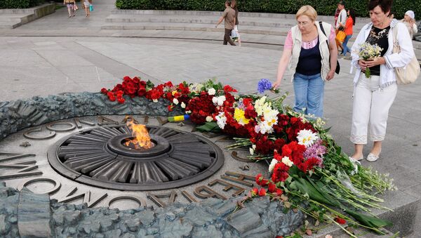 Мемориал Вечный огонь в парке Славы в Киеве - Sputnik Беларусь