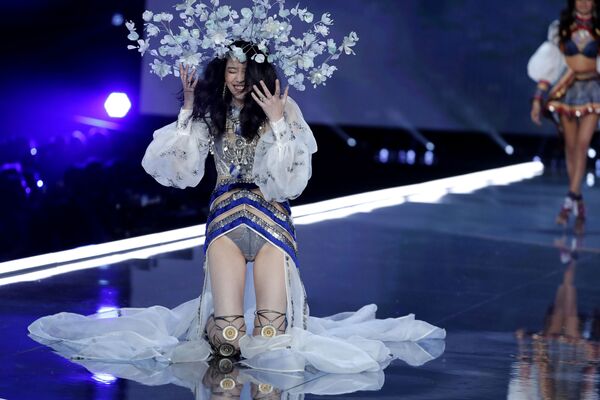 Модель Мин Си во время падения на шоу Victoria's Secret в Шанхае, Китай - Sputnik Беларусь