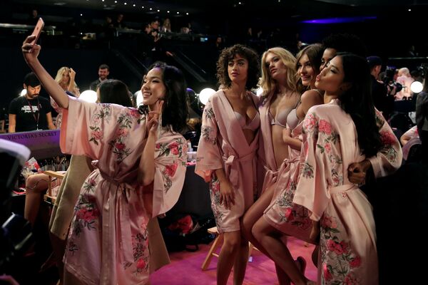 Модели до начала шоу Victoria's Secret в Шанхае, Китай - Sputnik Беларусь