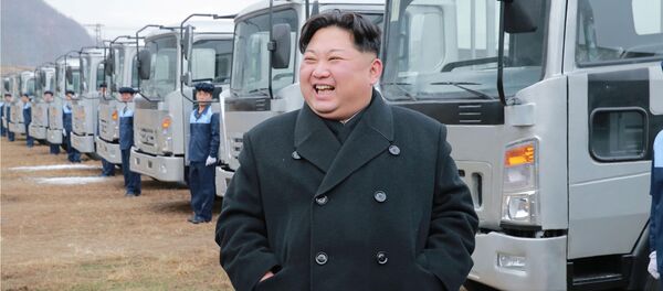 Лидер КНДР Ким Чен Ын в ходе посещения крупнейшего автомобильного предприятия страны «Сынри» - Sputnik Беларусь