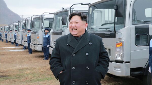 Лидер КНДР Ким Чен Ын в ходе посещения крупнейшего автомобильного предприятия страны «Сынри» - Sputnik Беларусь