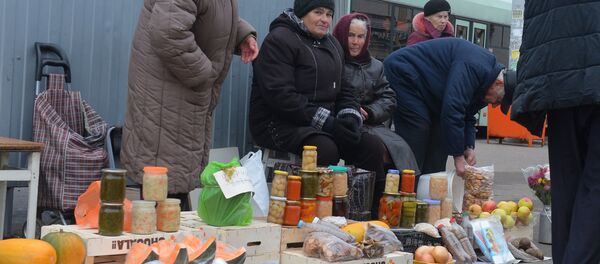 Стихийный рынок возле универсама Байкалький - Sputnik Беларусь