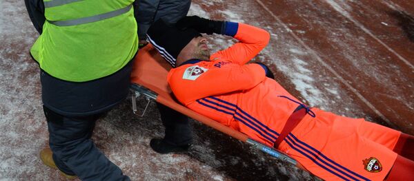 Игрока ПФК ЦСКА Алексея Березуцкого медики уносят с поля в результате травмы в матче 17-го тура чемпионата России по футболу - Sputnik Беларусь