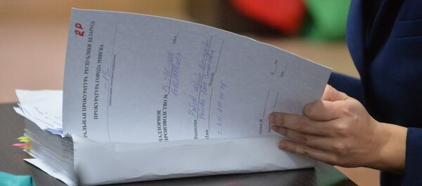 Прокурор зачитывает обвинение Рябовым - Sputnik Беларусь