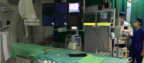 За состоянием пациента хирург наблюдает в многочисленных мониторах - Sputnik Беларусь