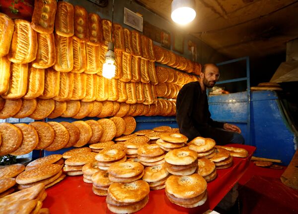Пекарь ждет клиентов в своем магазинчике в Кабуле. - Sputnik Беларусь