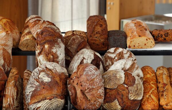 В маленьком венском магазинчике - практически весь ассортимент домашнего и регионального хлеба Австрии. - Sputnik Беларусь