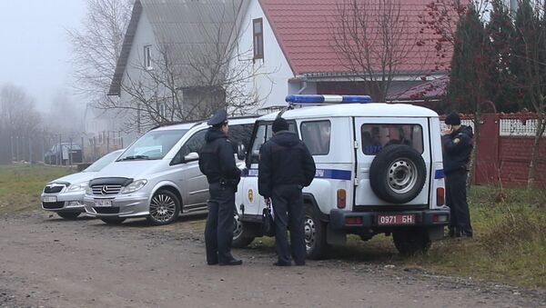 Сотрудники милиции в Барановичах возле дома женщины, на которую напали неизвестные в масках, с пистолетом и битой - Sputnik Беларусь