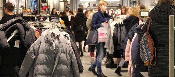 Покупатели в магазине одежды в ТЦ - Sputnik Беларусь