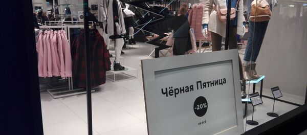 Витрина магазина в ТЦ Galleria сообщает о скромной скидке в 20% - Sputnik Беларусь