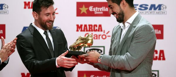 Луис Суарес (справа) вручает Золотую бутсу Лионелю Месси Луис Суарес (справа) вручает Золотую бутсу Лионелю Месси - Sputnik Беларусь
