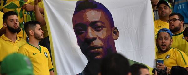 Футбольные фанаты с баннером Пеле - Sputnik Беларусь