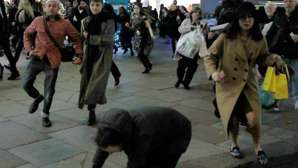 Люди эвакуируются со станции метро в Лондоне, где якобы произошла стрельба - Sputnik Беларусь