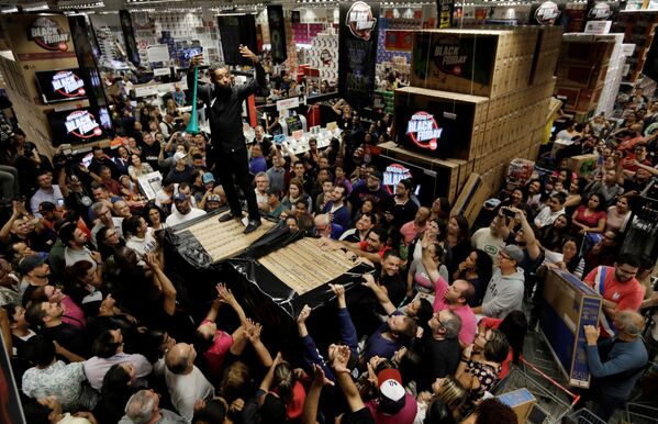 Покупатели пробиваются к центру продаж в Черную пятницу в одном из гипер-маркетов Сан-Паулу, Бразилия. - Sputnik Беларусь
