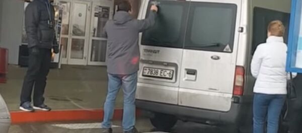 Белоруса заставили снять с машины наклейку в честь Победы Белоруса заставили снять с машины наклейку в честь Победы - Sputnik Беларусь