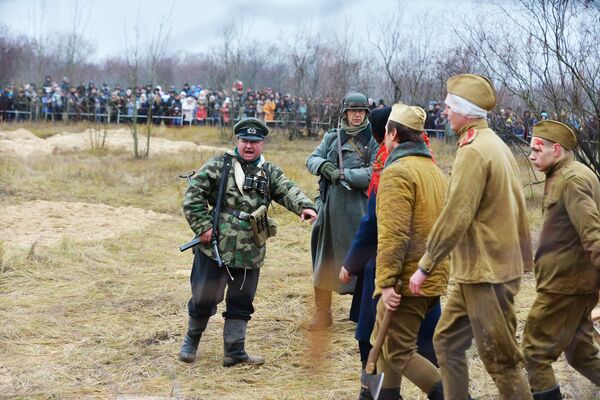 Передать атмосферу осени 1943 года взялись члены десяти исторических клубов Беларуси Передать атмосферу осени 1943 года взялись члены десяти исторических клубов Беларуси - Sputnik Беларусь