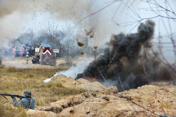Реконструкции предшествуют долгие месяцы подготовки: подобрать нужную форму, выбрать оружие и сверить по официальным источникам Реконструкции предшествуют долгие месяцы подготовки: подобрать нужную форму, выбрать оружие и сверить по официальным источникам - Sputnik Беларусь
