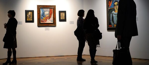 Наведвальнікі ў карцін Пабла Пікаса, архіўнае фота Наведвальнікі ў карцін Пабла Пікаса, архіўнае фота - Sputnik Беларусь