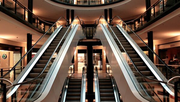 Эскалаторы в торговом центре, архивное фото - Sputnik Беларусь