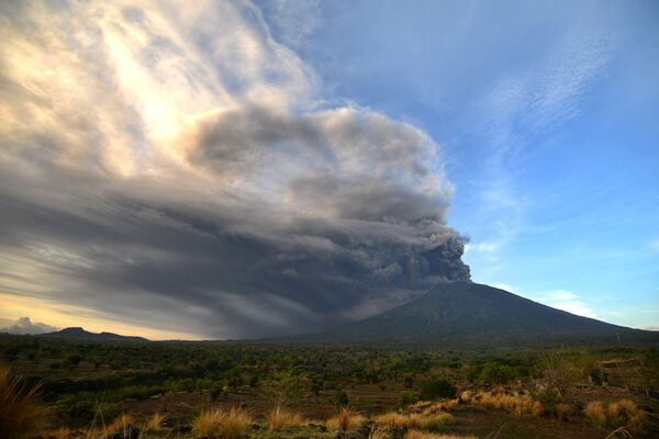 Извержение вулкана Агунг началось 25 ноября на острове Бали в Индонезии - Sputnik Беларусь