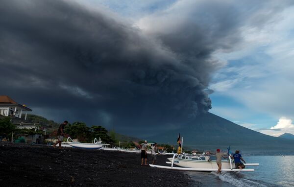 Сотни туристов застряли на Бали из-за извержения вулкана - Sputnik Беларусь